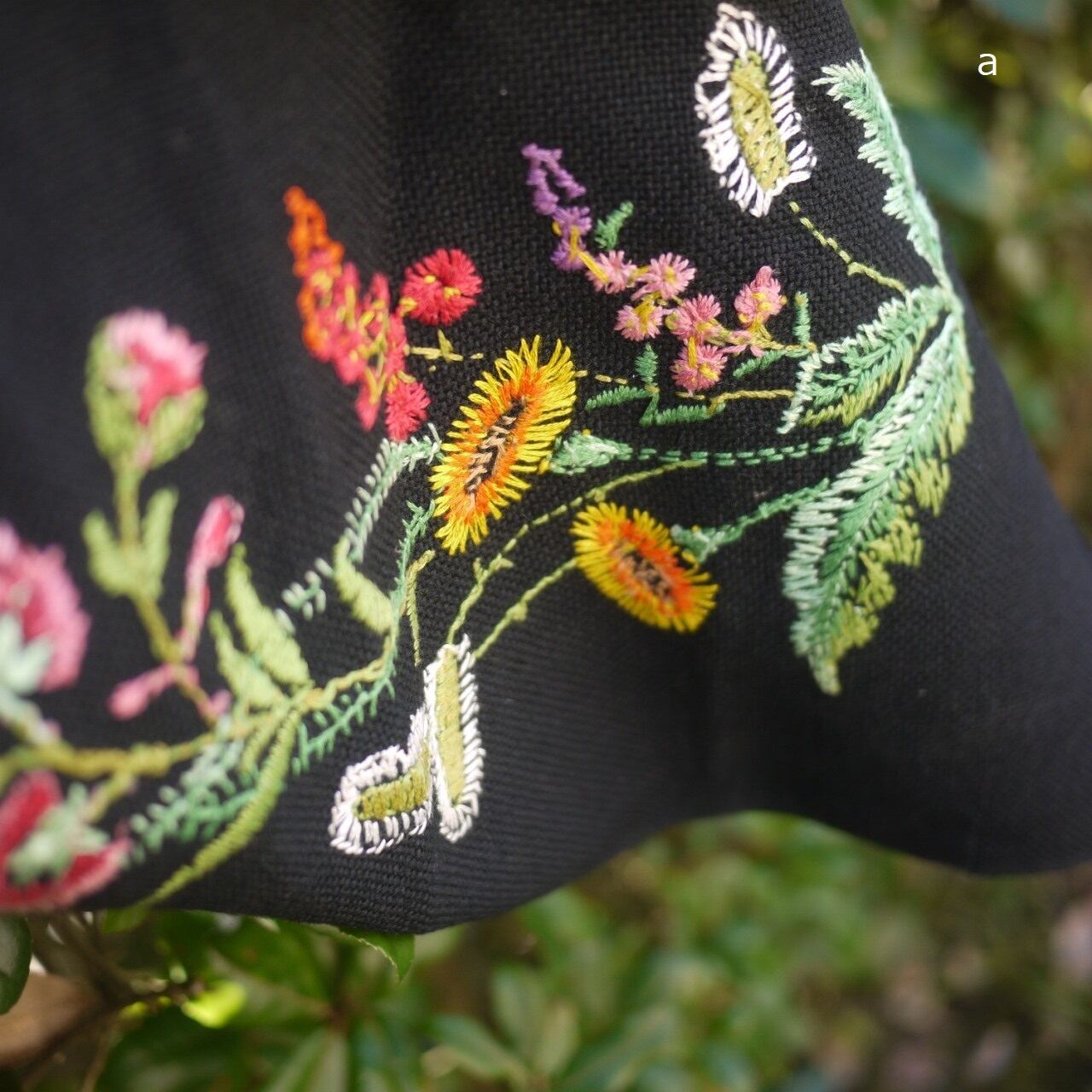 刺繍タペストリー 花の刺繍 ドイツ | こりすのパン屋Base店 (世界の蚤の市 ひとつだけの宝物)