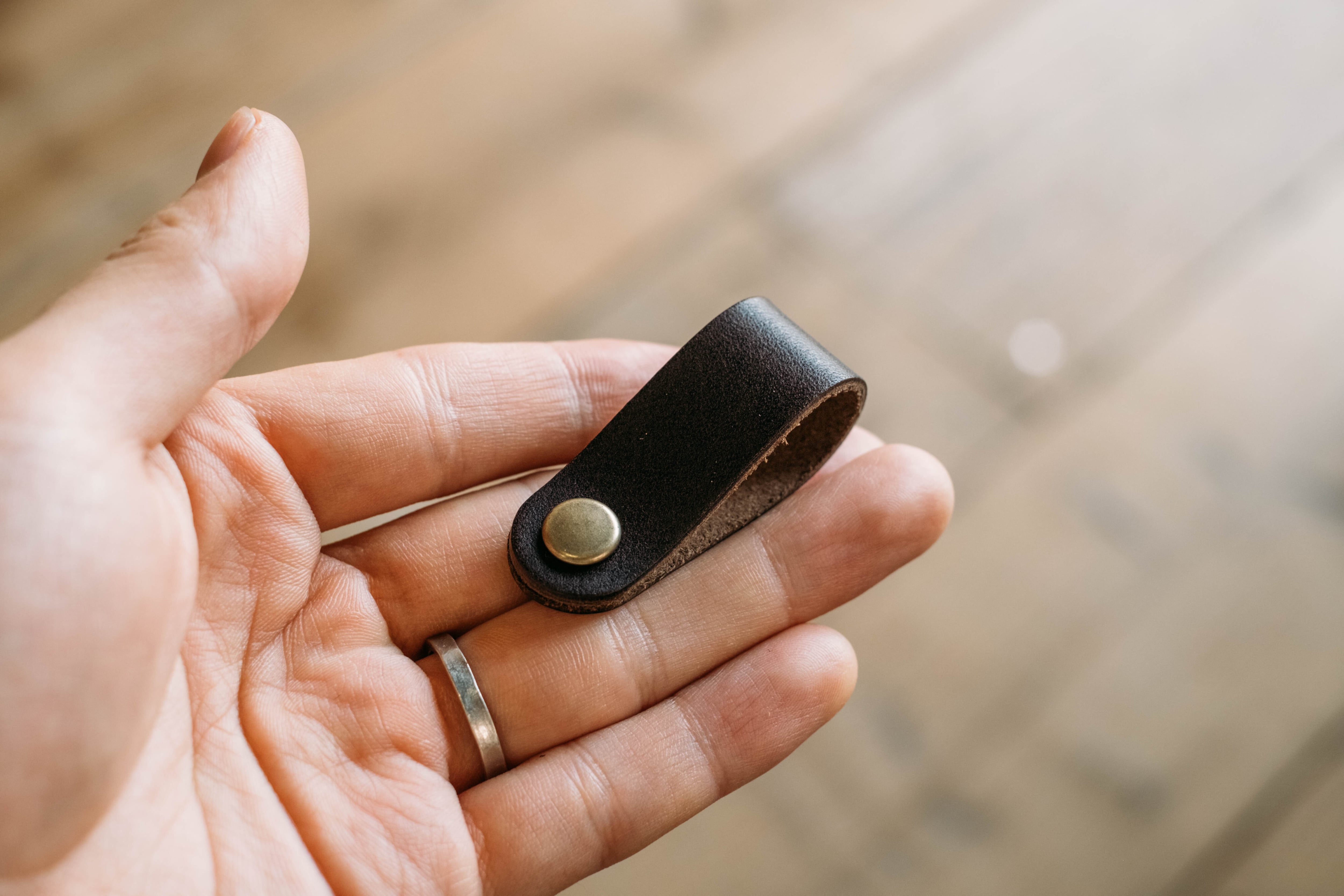 本革のコードクリップ「Aging Leather Clip（5 piece）」 | drip公式