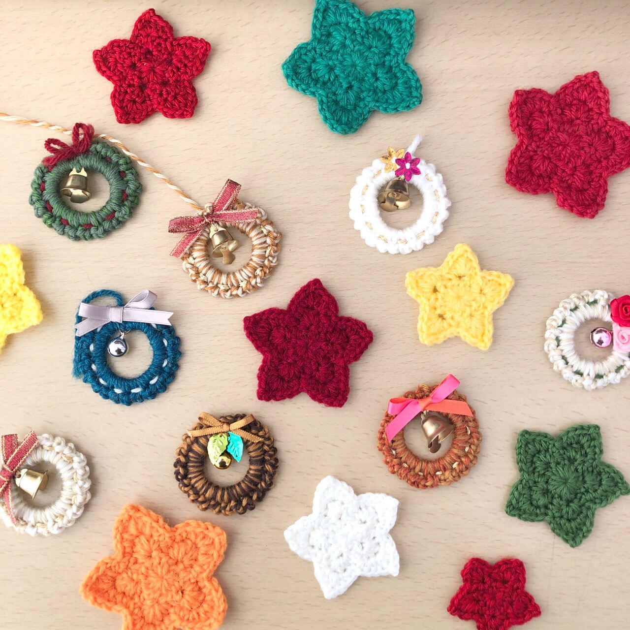 かぎ針編みのクリスマスモチーフ ～ミニリース＆スターフラワー～ | R.knit