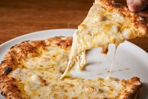 【PIZZA】女性に人気！クアトロフォルマッジョ３枚（モッツァレラチーズ・グラナパダーノ・ゴルゴンゾーラ・タレッジョ）【フライパンで温める冷凍ピッツァ　簡単ミールキット】