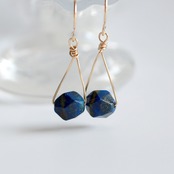 ほどよいデザインが可愛い！！ トライアングル ピアスorイヤリング 天然ラピス mm1145