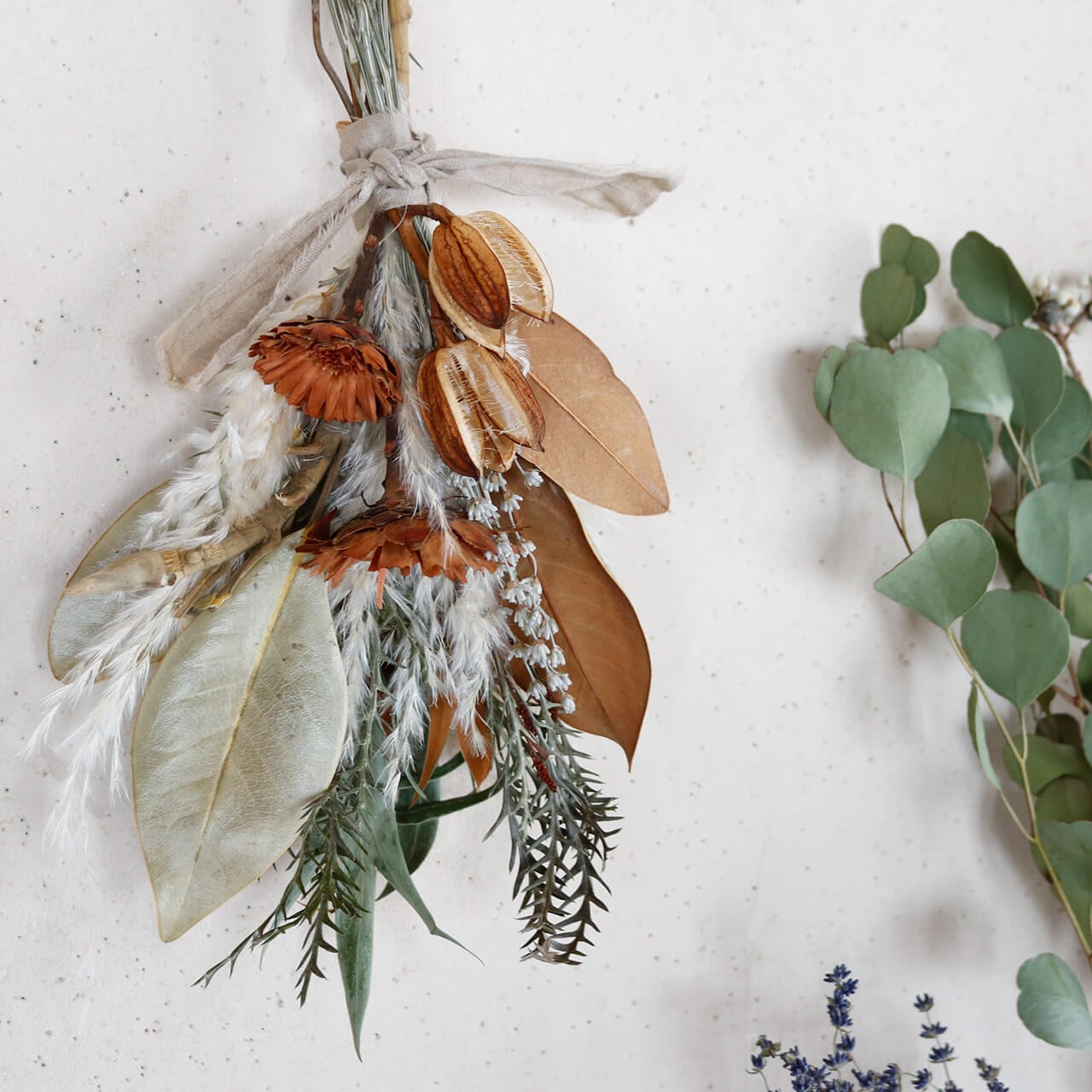 【1点もの】 グリーンのナチュラルインテリアに似合う♪ ウバユリと富良野産ホワイトラベンダーのドライフラワースワッグ * ドライフラワー ブーケ 北欧 ナチュラル インテリア 開店祝い 誕生日 ギフト 韓国 フォトウェディング 前撮り かわいい ボタニカル おしゃれ