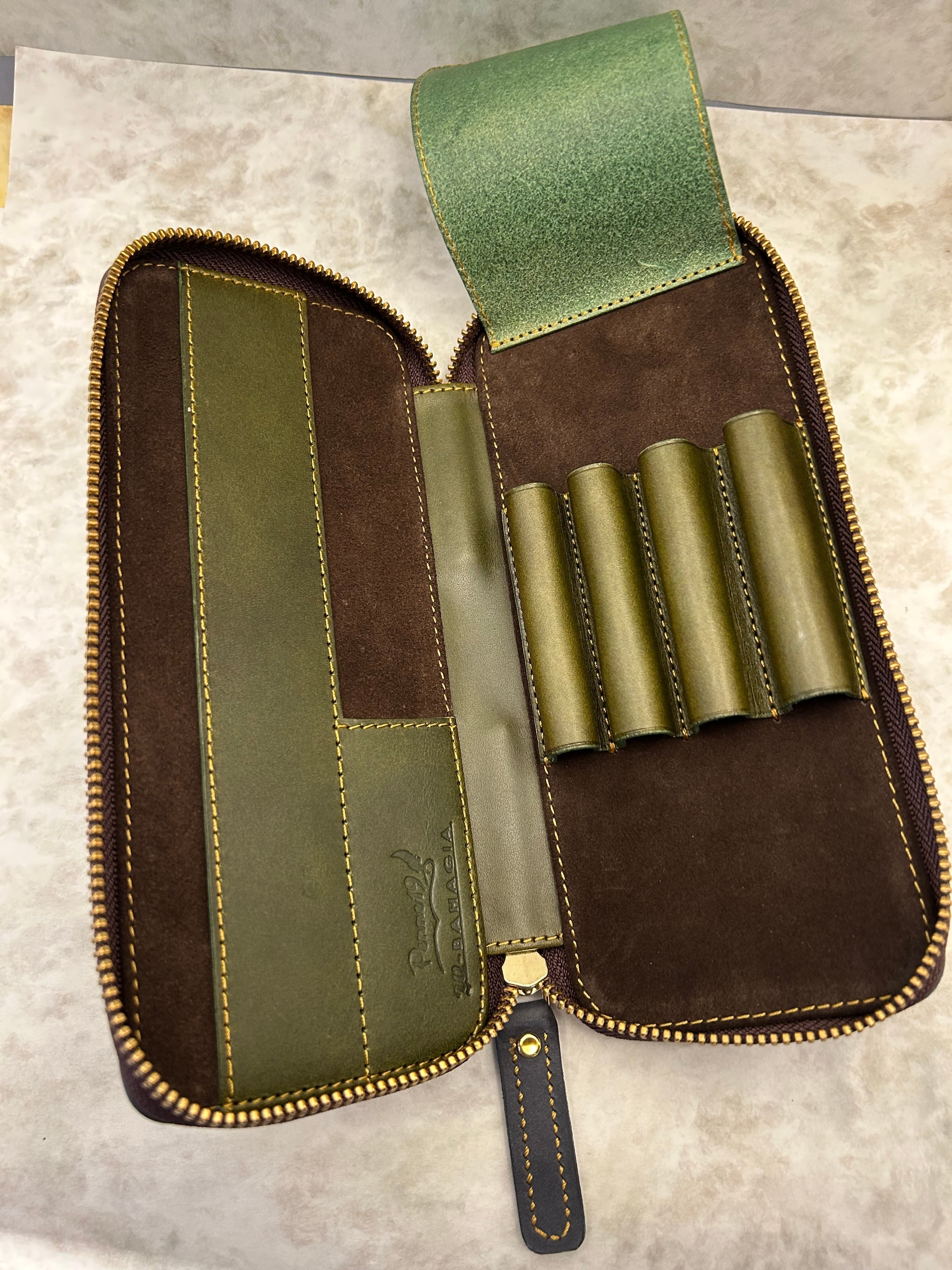 【超希少限定品】バハギアxペンネジューク　レザーペンケース　オリーブ＆オリーブ ペンネジューク創業80th記念】バハギア & クラフト ラウンドジップペン