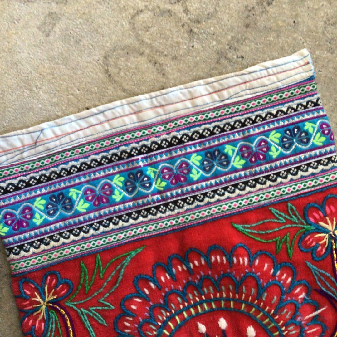 中国貴州省 ミャオ族 手刺繍 古布 藍染の縁布 希少 ヴィンテージ品 中国貴州省 ミャオ族 手刺繍 古布 藍染の縁布 希少 ヴィンテージ