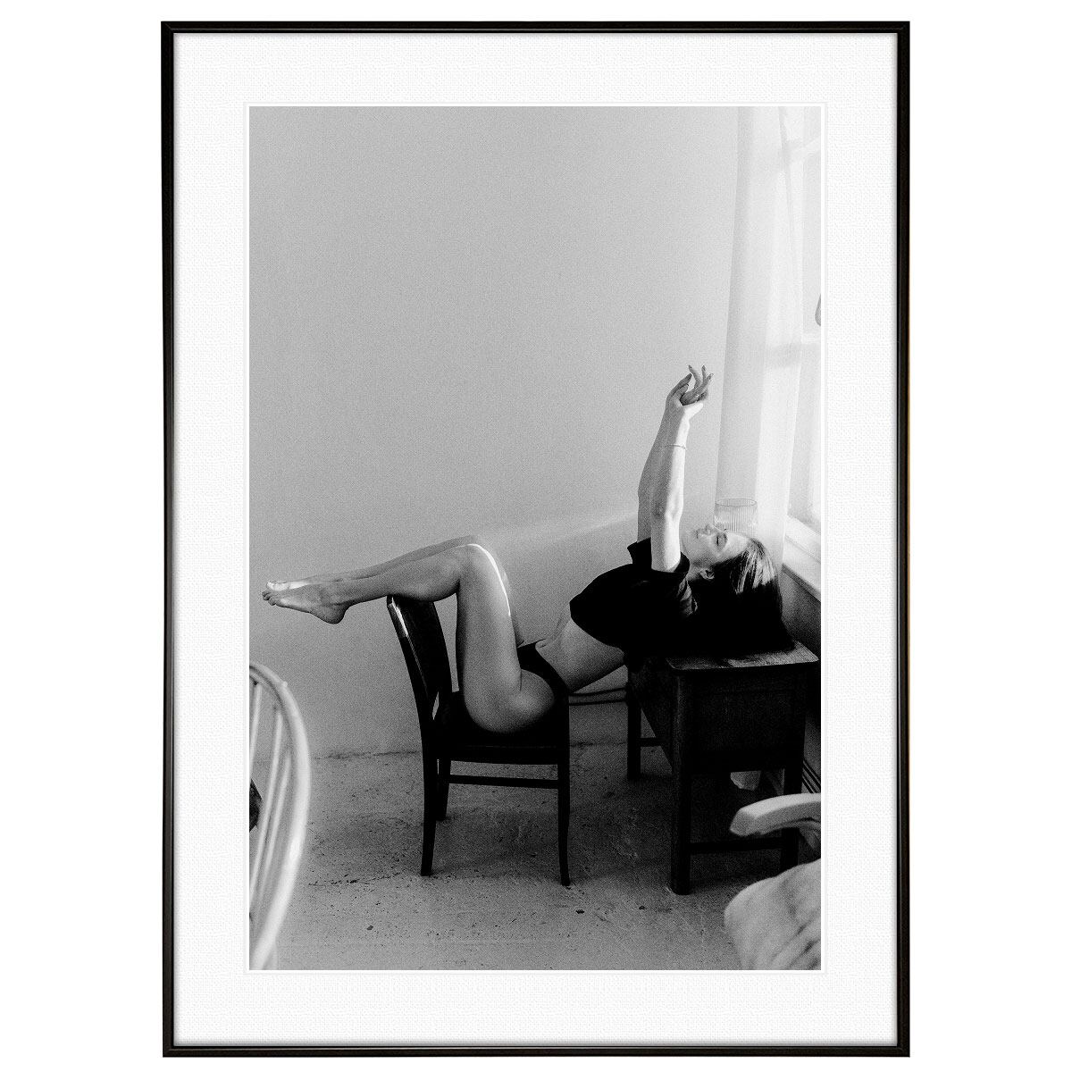 人物の写真 椅子の上でポーズをとる女性 インテリアモノクロアートポスター額装 AS2277