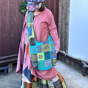 ネパール刺繍ピースマークサリーバッグ