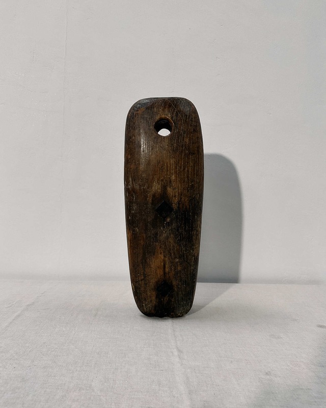 古い大型の木製滑車