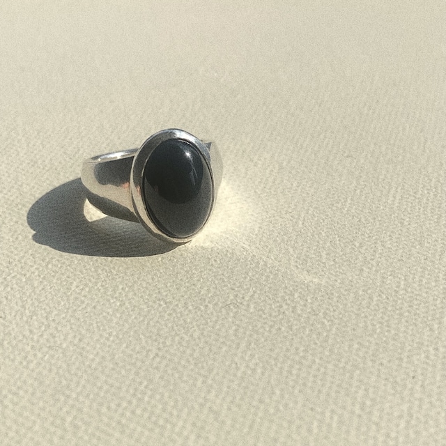 oval cabochon ring (onyx)