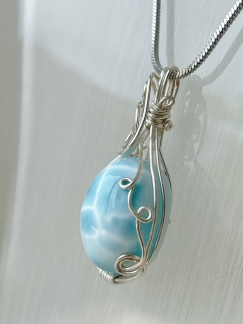 ラリマーのワイヤーアートネックレストップ シルバーカラー