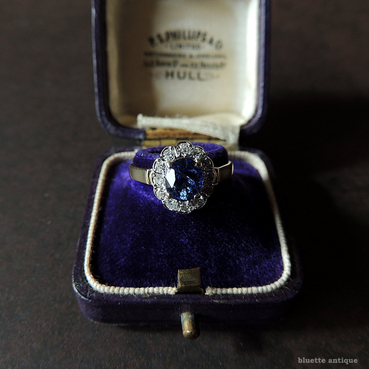 英国ヴィンテージジュエリー 18ctゴールド 天然サファイア 天然ダイヤモンド クラスターリング【約9~9.5号】(宝石鑑別書付)