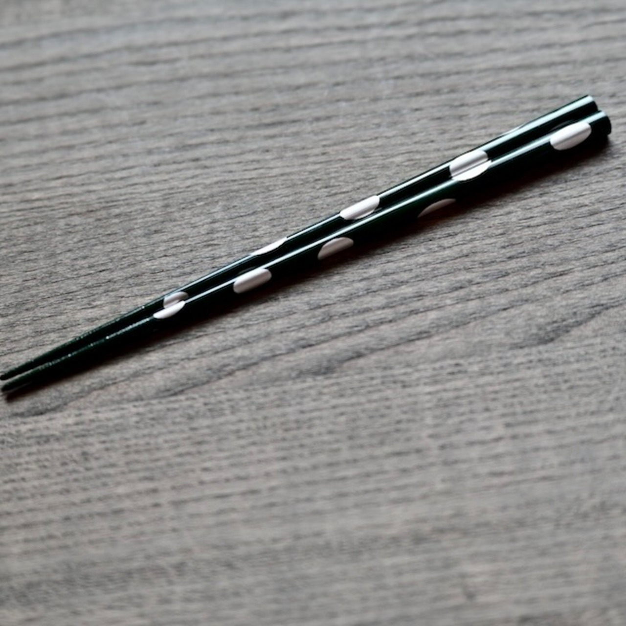 山岸紗綾　さやこ　銀の水玉のおはし　Saya Yamagishi – Silver Polka Dot Chopsticks