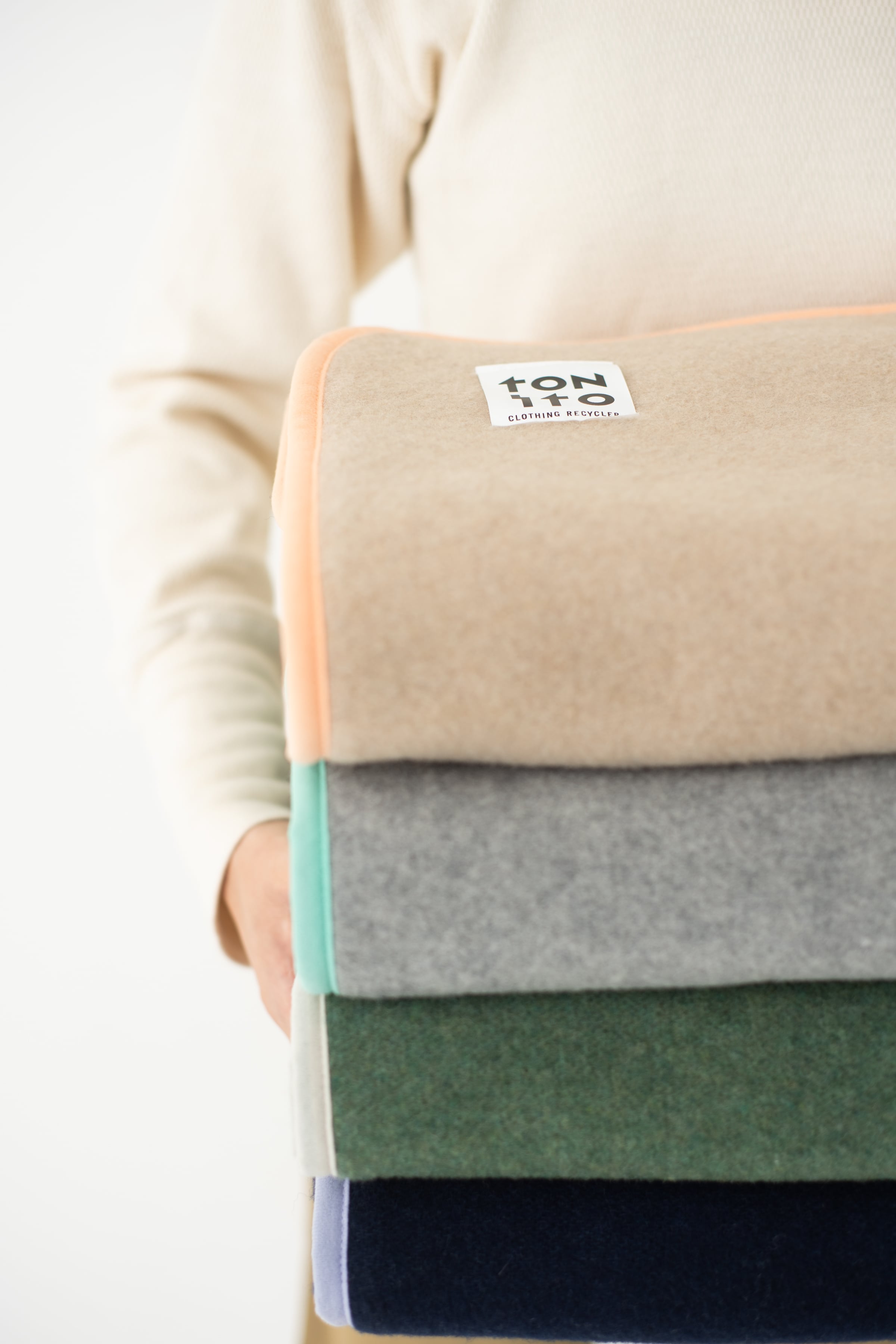 HUG BLANKET 75×130cm [4色] 天然ウール 温かい 柔らかい ブランケット