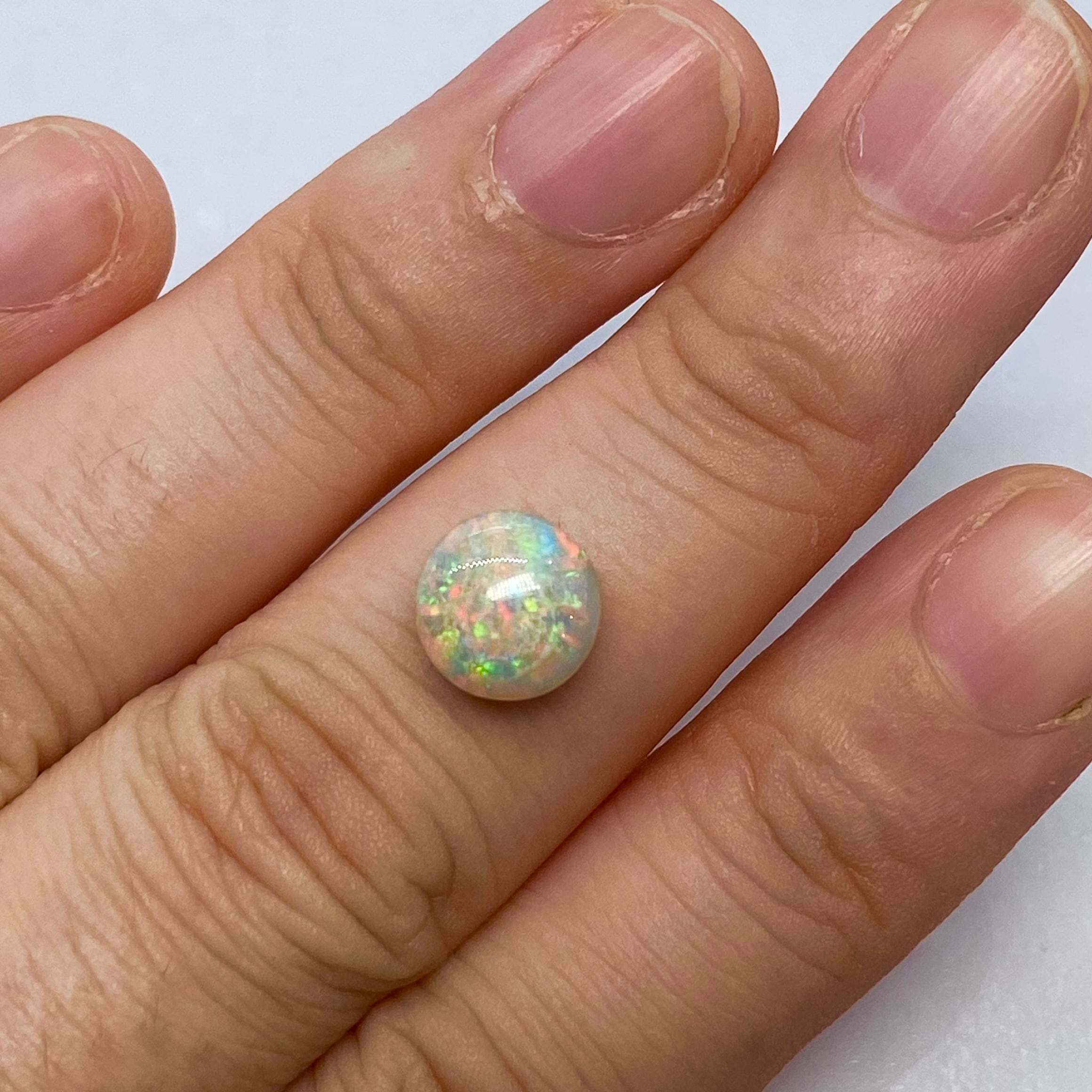 繊細な遊色のまんまるオパール
