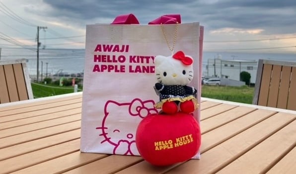 HELLO KITTY APPLE HOUSE】 おすわりりんごマスコット | hkappleland