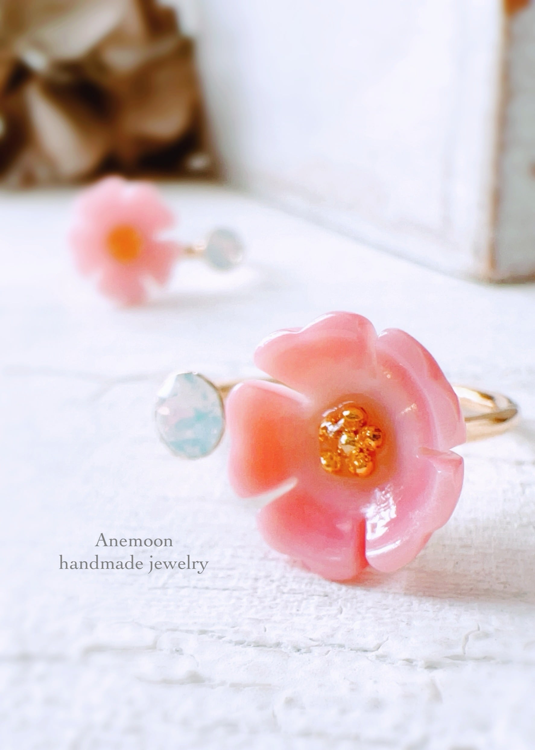 桜 ピアス・:* 14kgf】耳元に咲く一輪の桜 クイーンコンクシェルAAA