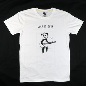 ジョンレノンに扮したパンダがギターを弾きながら歌う「WAR IS OVER」Tシャツ