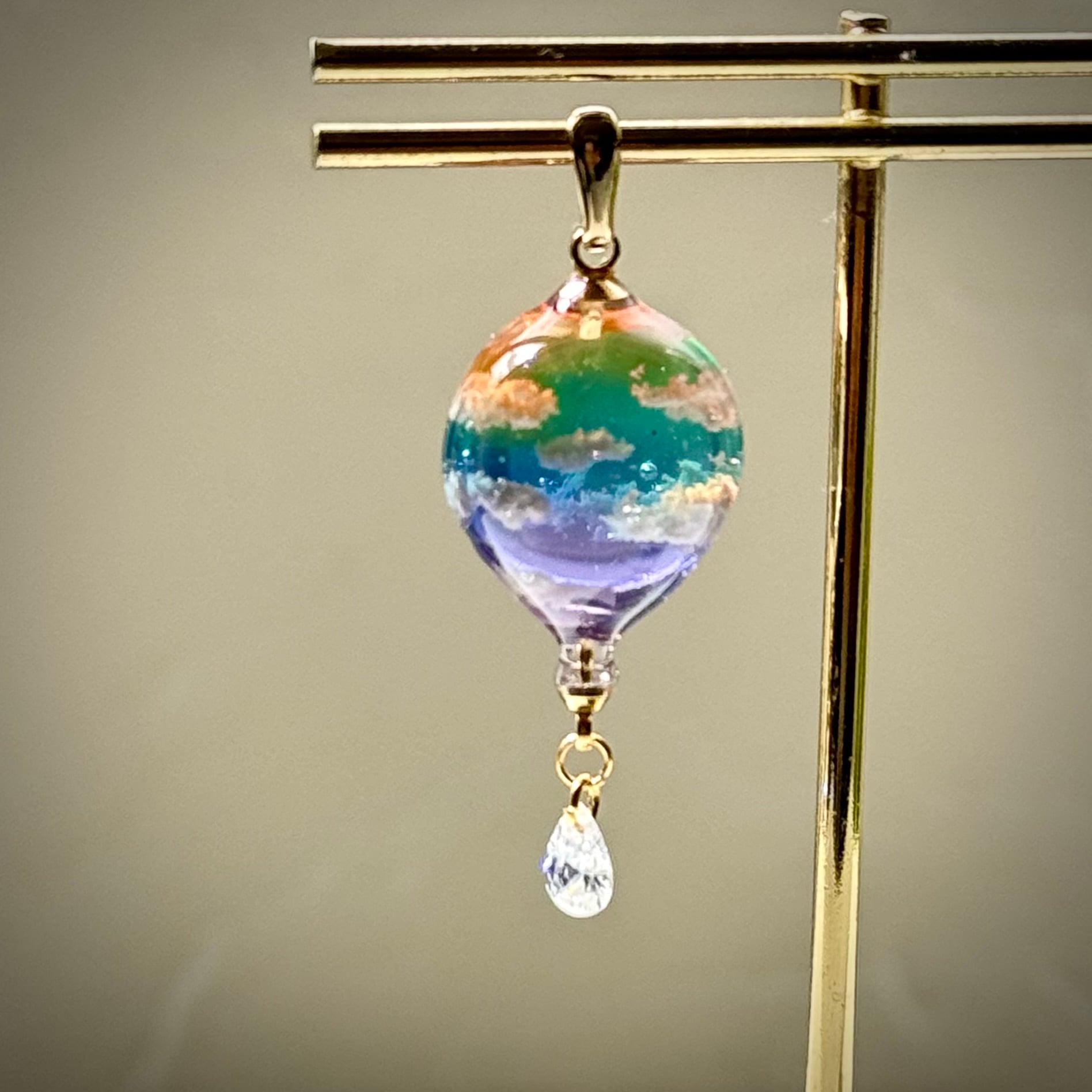 空＆雲ペンダント  気球型  虹色の空 キュービックジルコニア