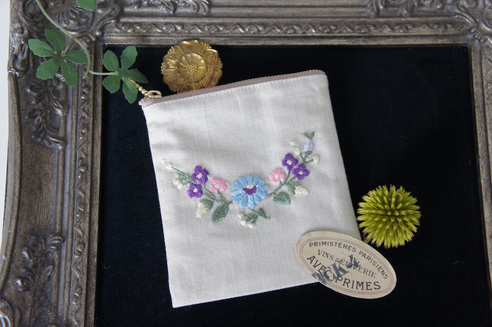 刺繍のぺたんこポーチ(ベージュ・クレッセント)S