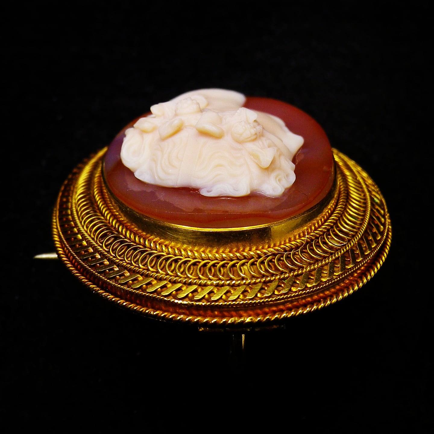 アンティーク（推定19世紀末） 金細工枠付き ”カーネリアンの