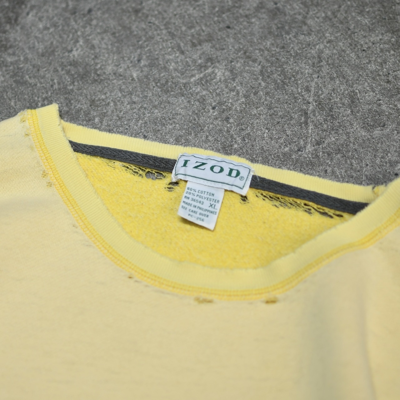 IZOD fade boro sweat yellow