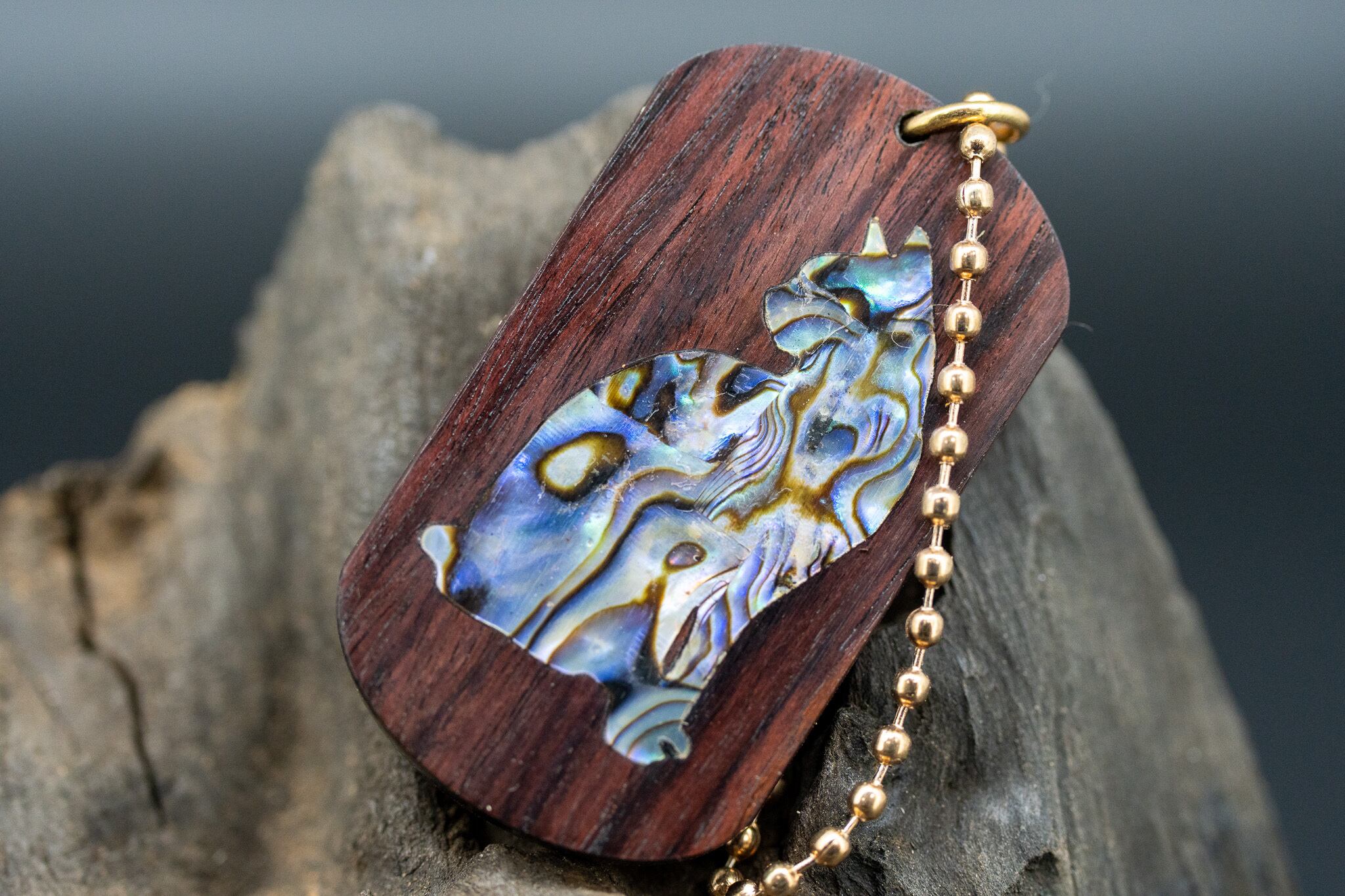 ※【王室御用達 】 キングウッド ドッグタグ 象嵌 優雅に座る猫