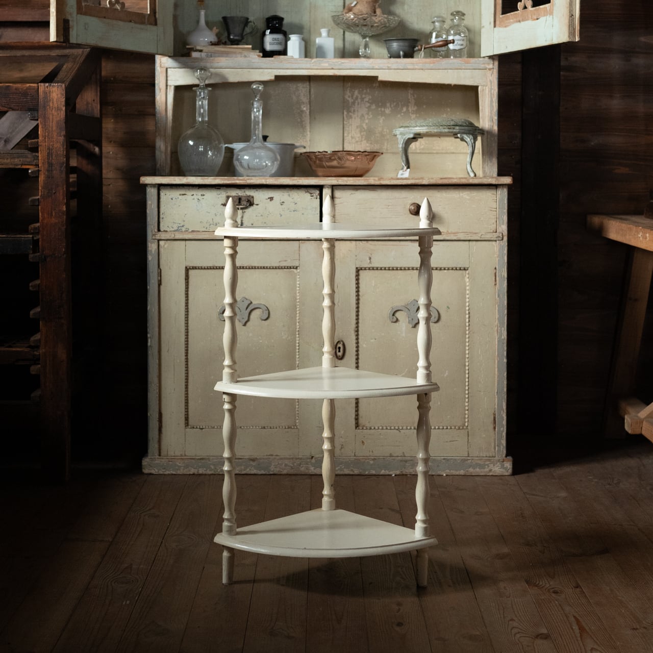 アンティーク風コーナーシェルフ　敷物付き Corner Shelf / コーナーシェルフ 〈棚・飾り棚・オープンラック・収納