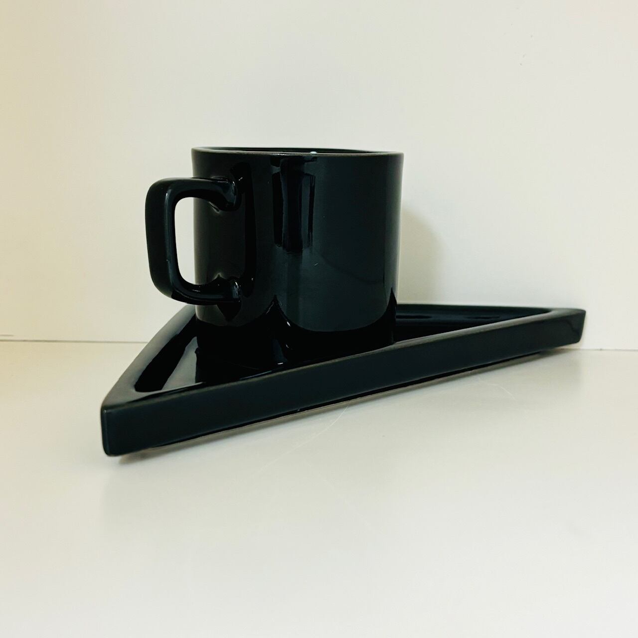 80sデザイン 陶器製 三角形 コーヒーカップ&ソーサーセット 黒