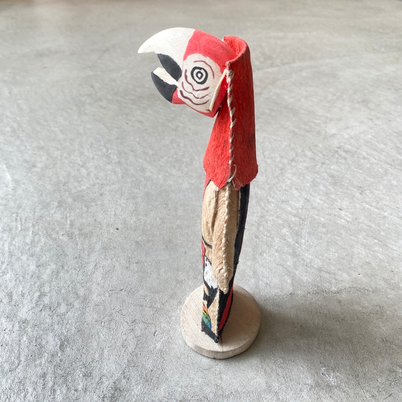 フォークアート 仮面の人形 インコ 赤