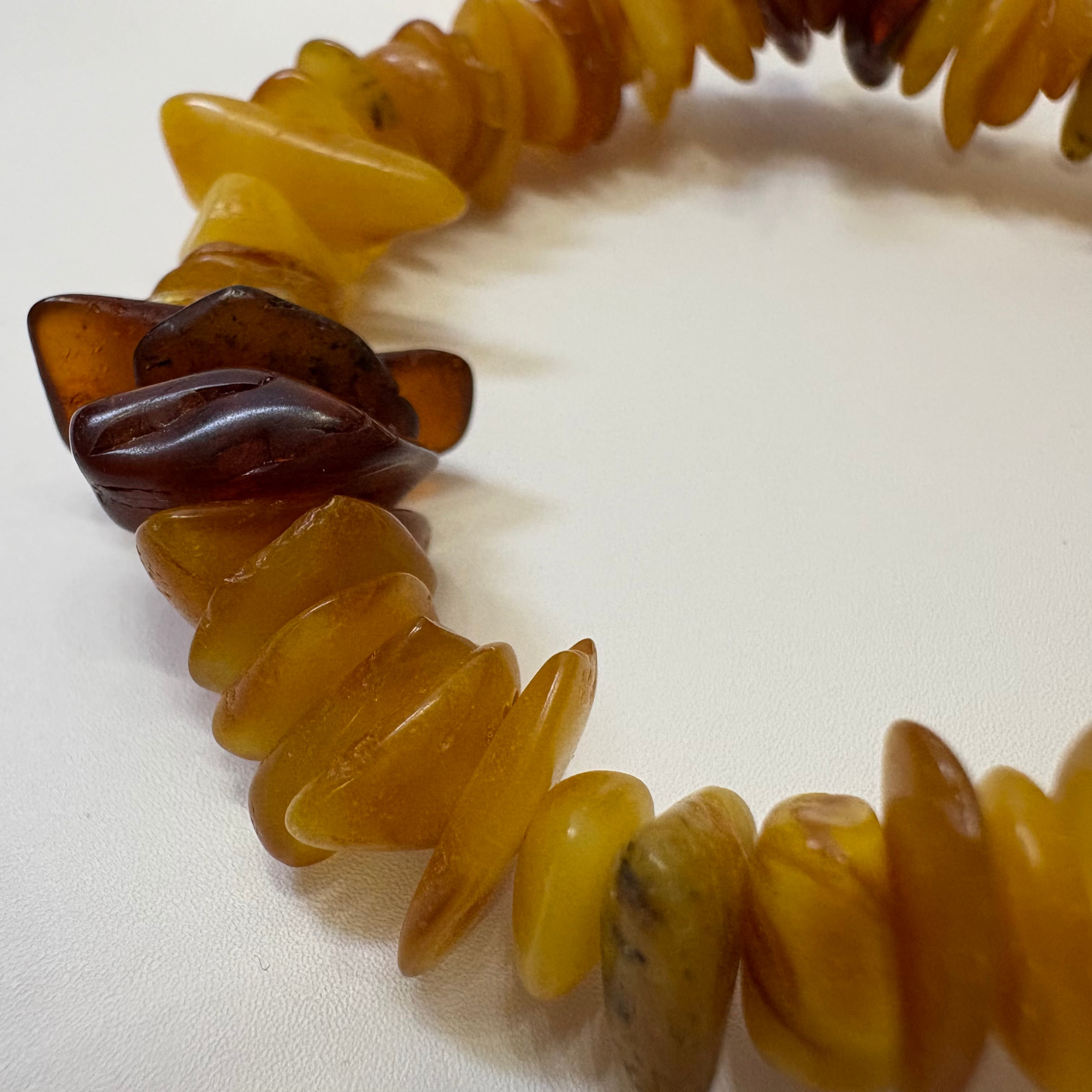 琥珀amber バルト海沿岸産 さざれブレス不定形、内周14㎝ 1点もの