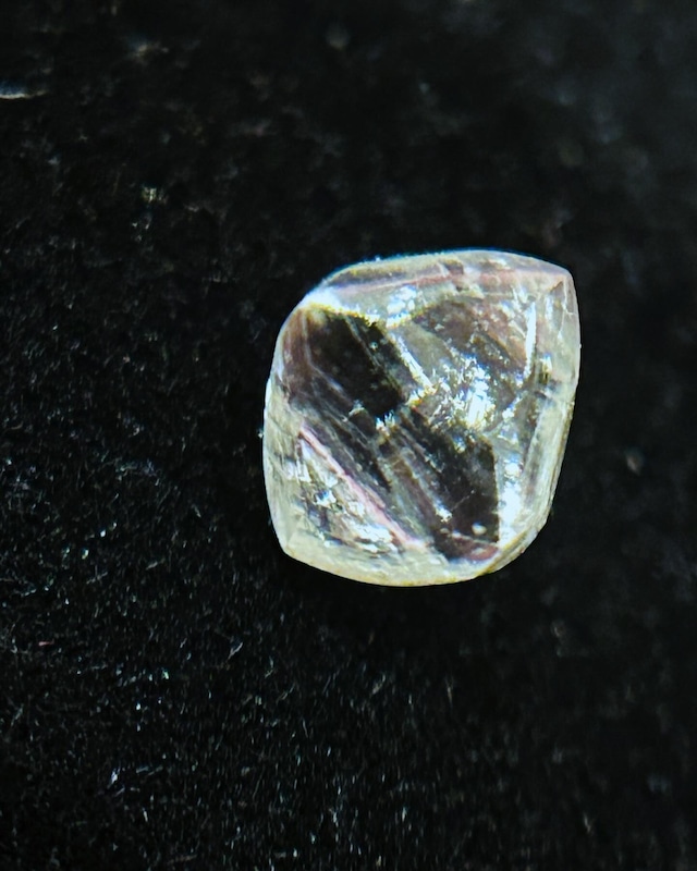 ダイヤモンド原石　0.85ct  GGC鑑別書付き