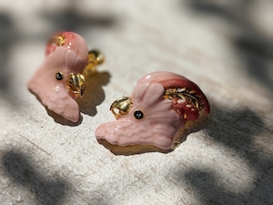 【goodafternine】　Salmon cockatoo earrings