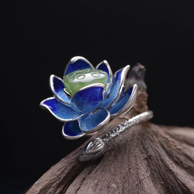 蓮の花のリング - 繊細なデザインと自然の美しさを兼ね備える R437