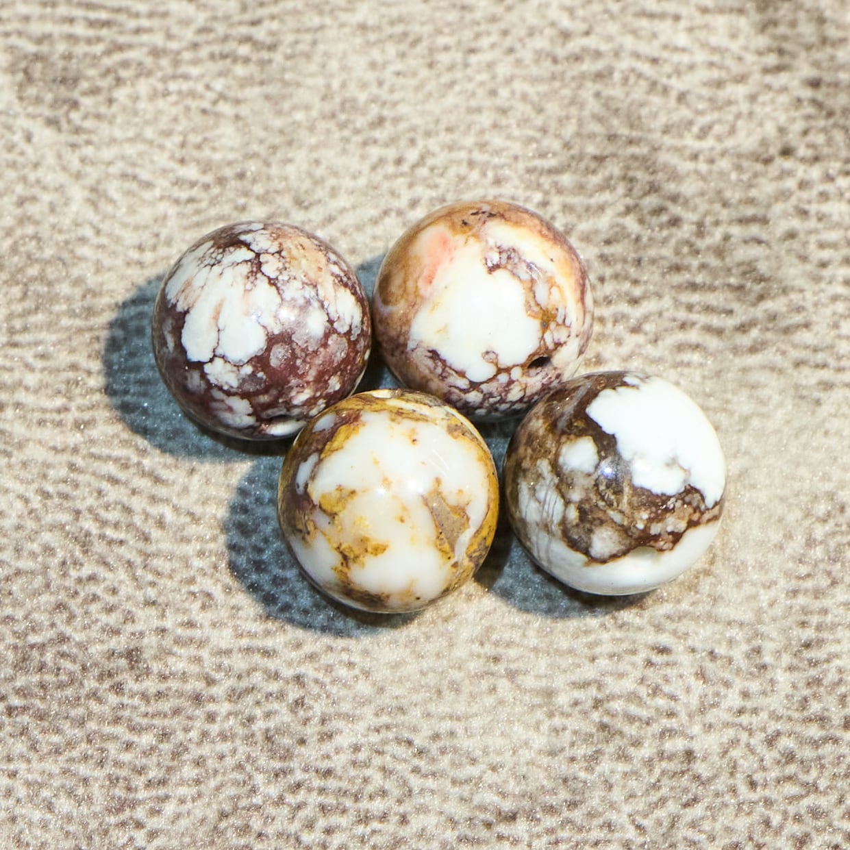 ワイルドホース/ホワイトバッファロー【10mm/超稀少/USA ネバダ州ドライクリーク鉱山産】ビーズ/一粒売り