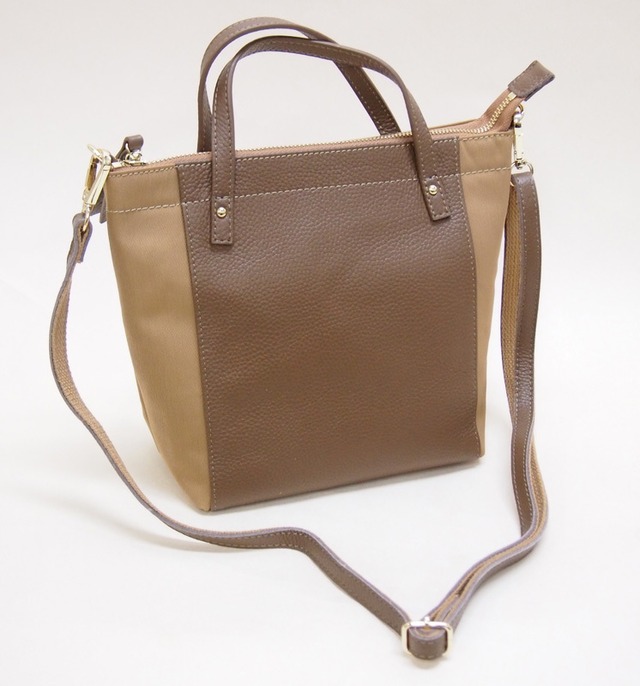 牛革×ナイロン上品な台形フォルム軽量２WAYショルダー ドリームコンビ２WAY 軽い