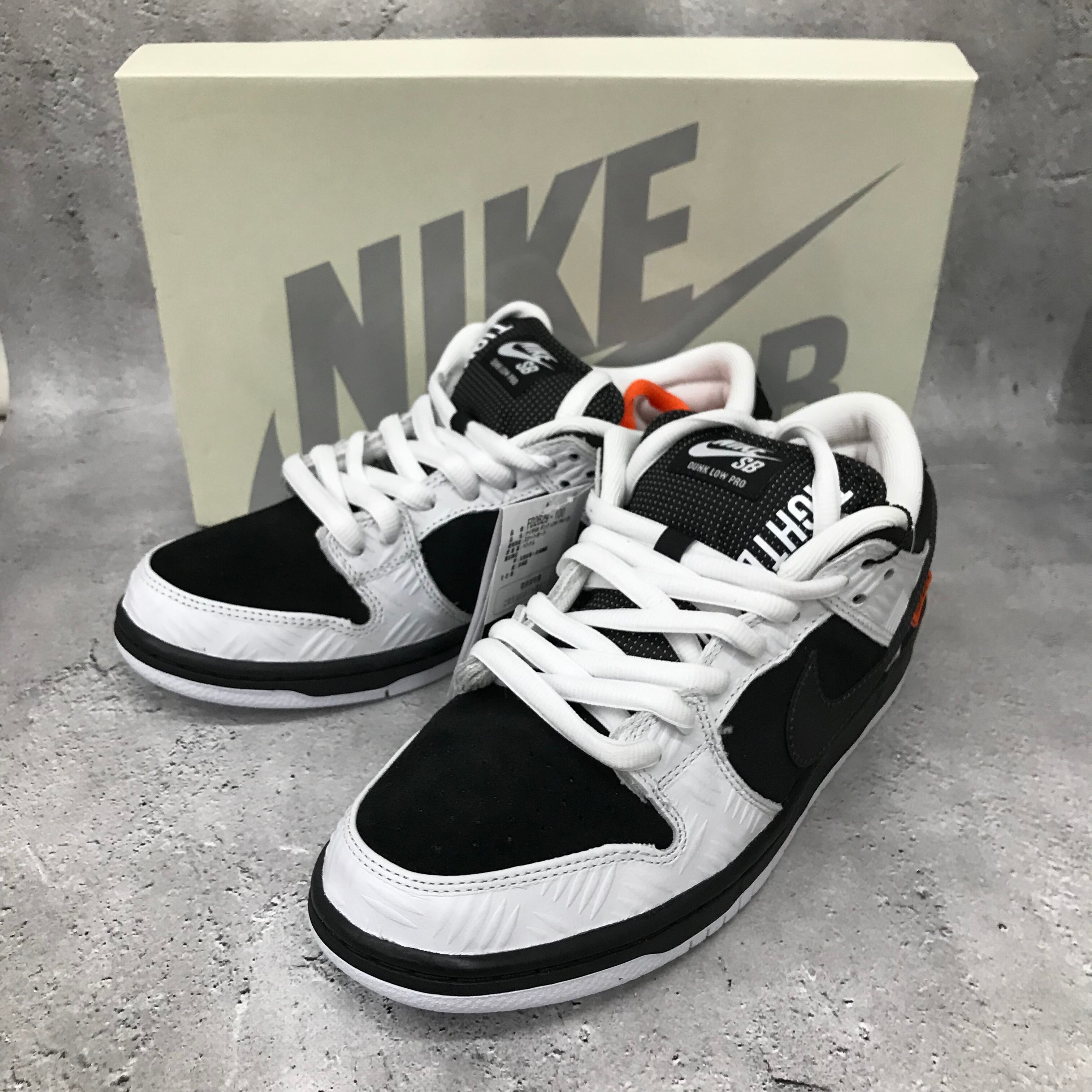 タイトブース × ナイキ SB ダンク ロー プロ ブラック アンド ホワイト  
