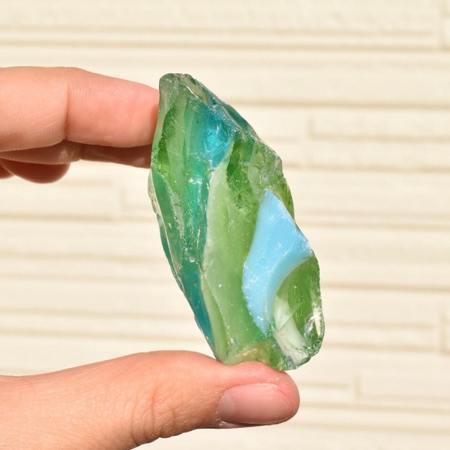 虹入り！シエラネバダ産 アンダラクリスタル原石 　ウルトラマリングリーン