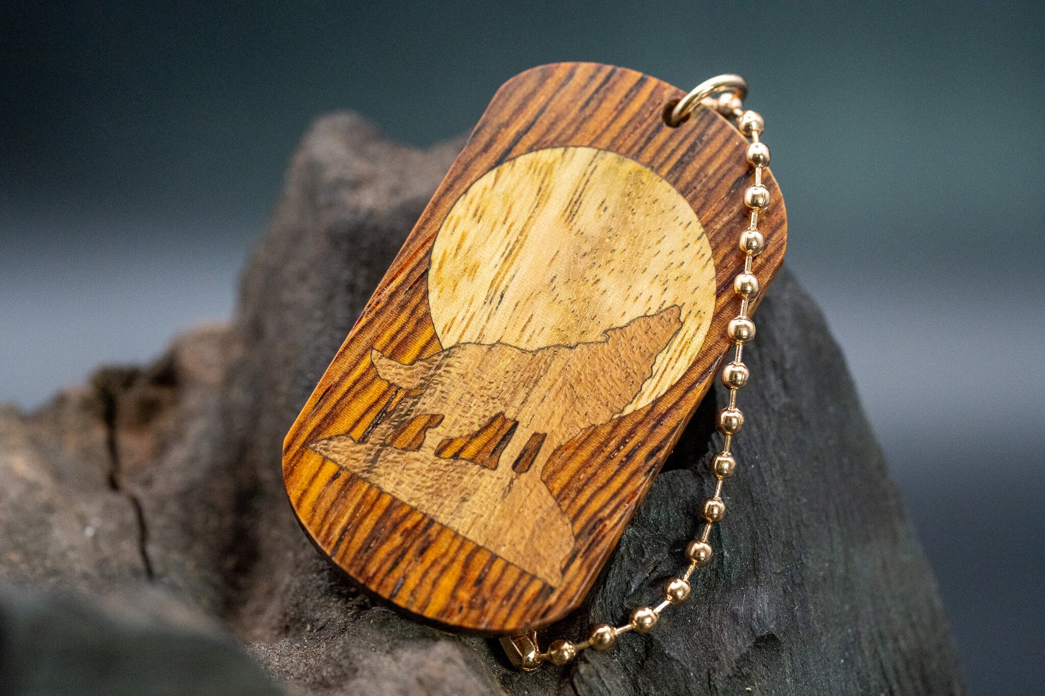 【 エスニックなローズウッド 】ココボロ ドッグタグ 象嵌 月と狼