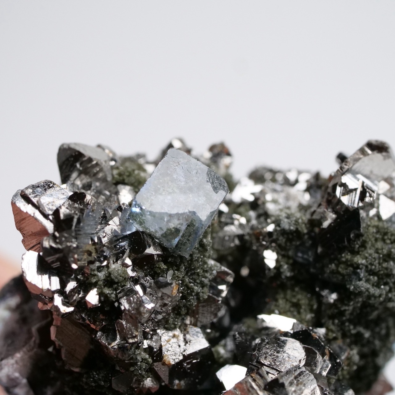 ヤオガンシャン産 フローライト / パイライト / 原石 標本