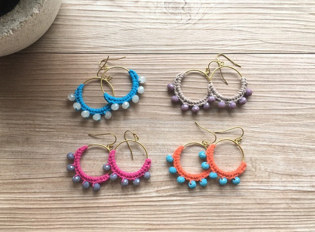 【即納・送料無料】クリスタル付き 編みフープピアス