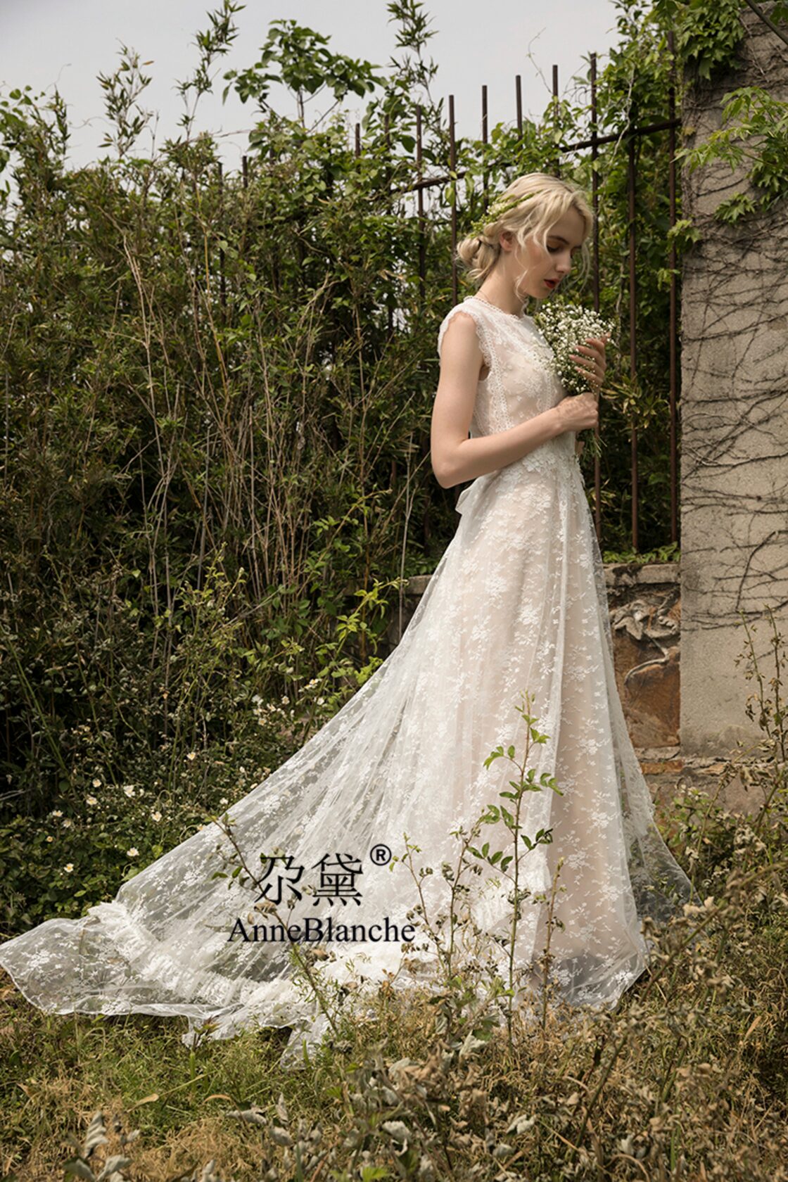 ウエディングドレス ホワイト 贅沢な総レース シアーな美しさ トレーン  