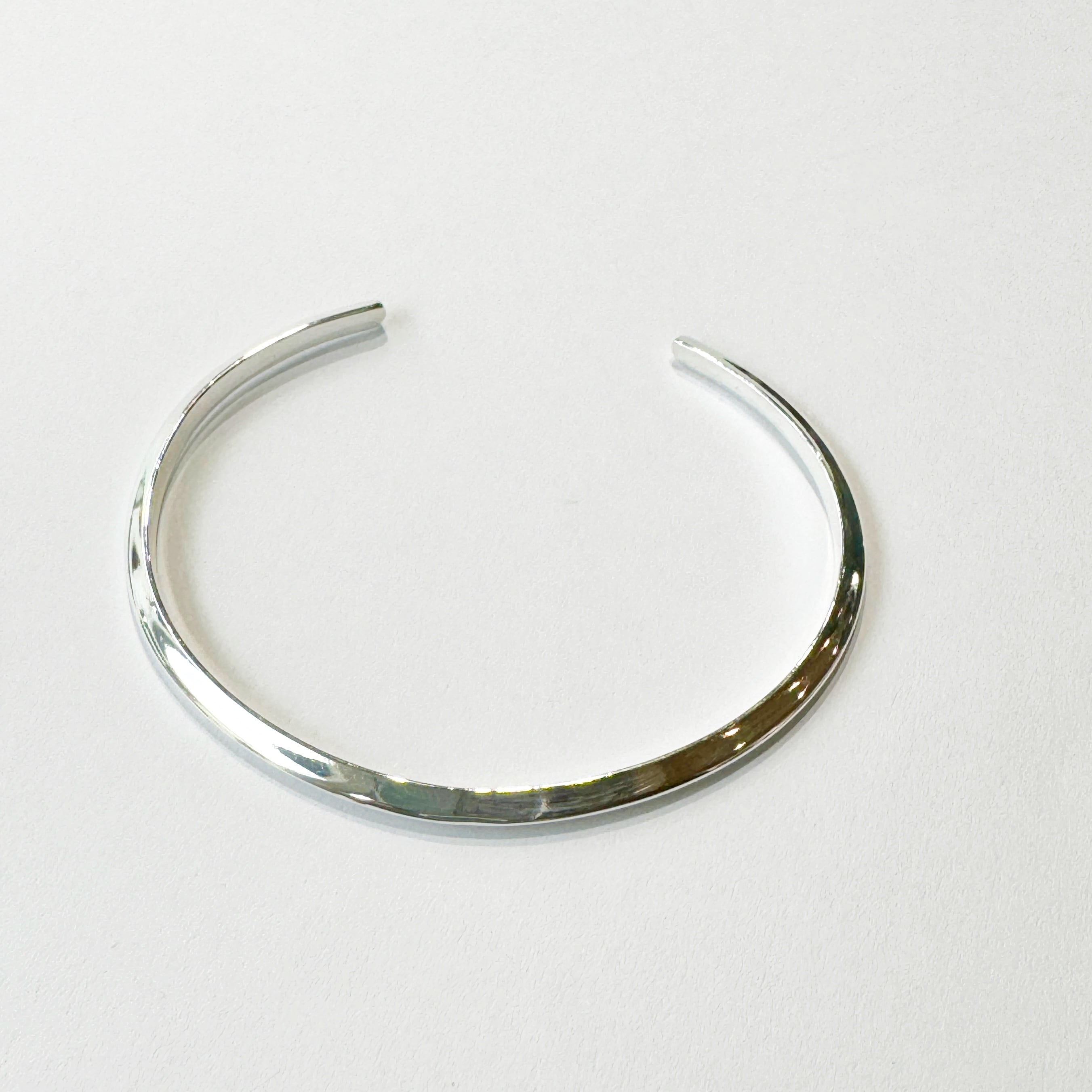 【残りわずか】シルバー サンカク バングル