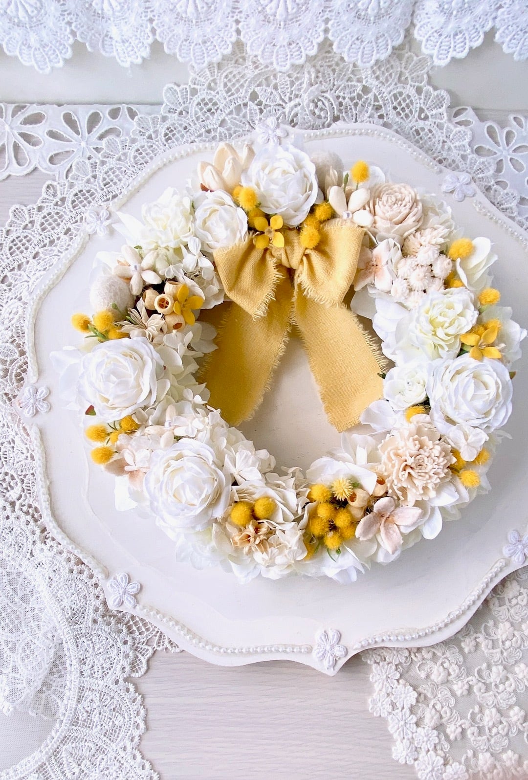 【WR-007】ホワイト×ミモザのやさしいナチュラルリース /アイボリーリボンのギフトケース入り ―｜上品で華やかな冬の贈り物｜ナチュラルインテリア・ギフトにもおすすめ