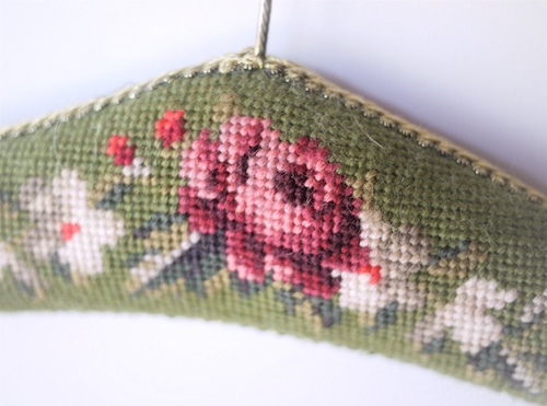 薔薇刺繍のハンガー 毛糸刺繍ウール刺繍　ドイツヴィンテージ