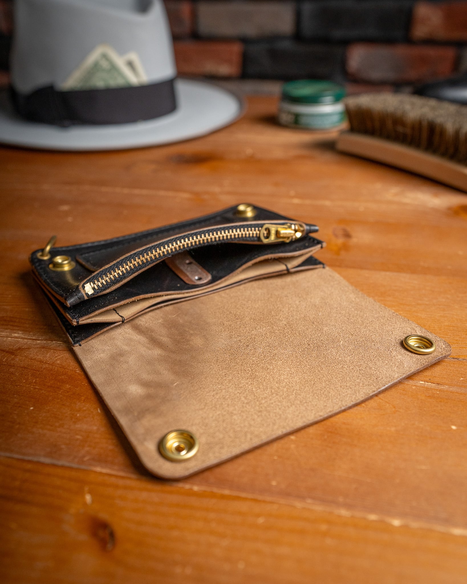 Additive and Line】Middle Tracker Wallet TWM-004 Maryam Horse Butt