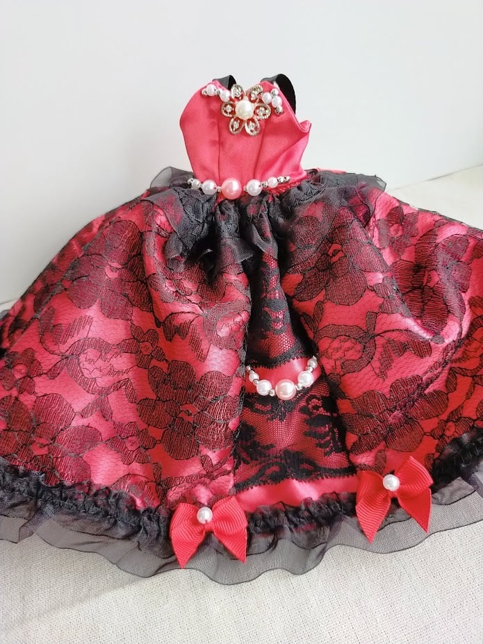 レース付き赤いドレスの人形 4a8bc99e77ed8af64067274e6464ab