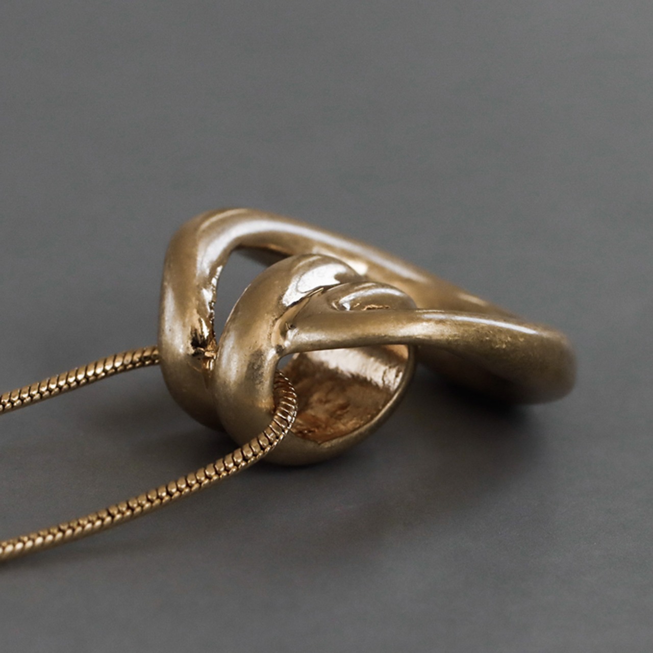 【ネコポス便】ネックレス 結び目モチーフ ロングネックレス レディース 大ぶり 結び目 つや消し マット調 マット加工  2499