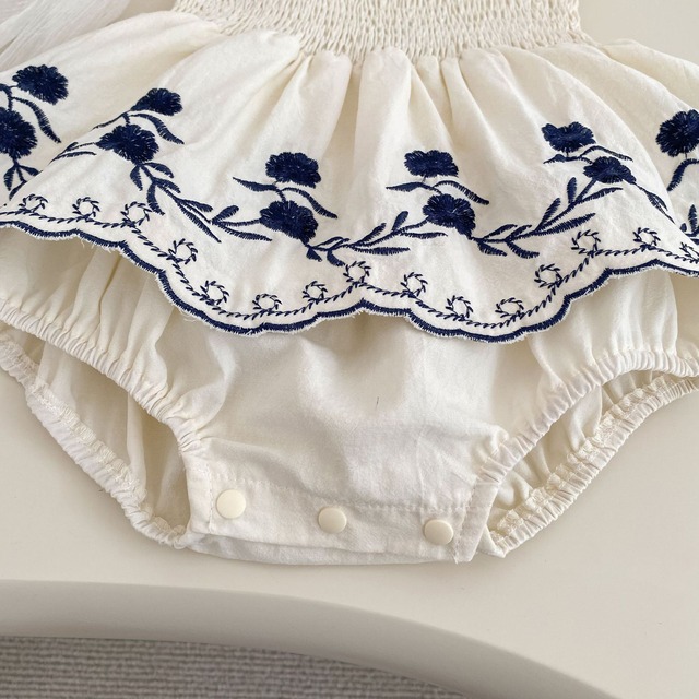 【BABY】ブルーフラワー刺繍フリルキャミソールロンパース - 11