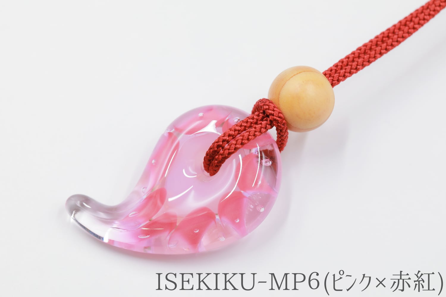 伊勢勾玉と伊勢檜のペンダント | 伊勢 菊一【 オンラインショップ 】