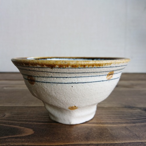 白化粧線刻黄ドット飯碗