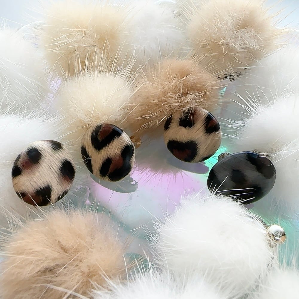 ライトベージュファー再入荷》ヒョウ柄ボタンイヤリング・ピアスx 